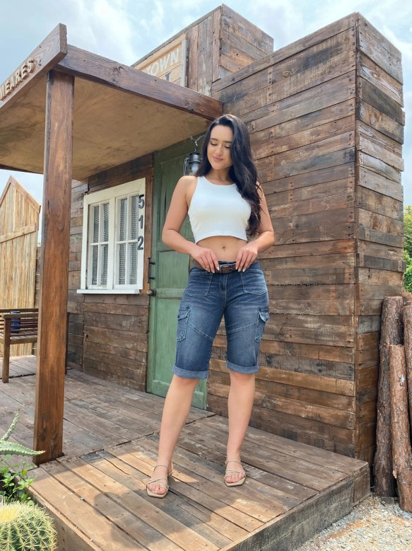 Women's Mid-Rise Cargo Bermuda Shorts, Relaxed Fit Knee-Length Jean Shorts With Large Utility Pockets And A Frayed Hem, Light-Wash Denim For A Y2K Streetwear