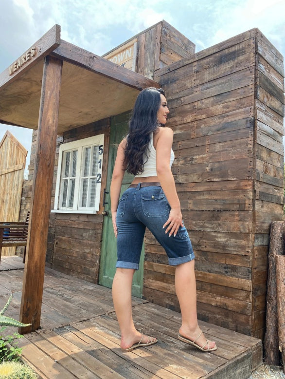 Women's Mid-Rise Cargo Bermuda Shorts, Relaxed Fit Knee-Length Jean Shorts With Large Utility Pockets And A Frayed Hem, Light-Wash Denim For A Y2K Streetwear